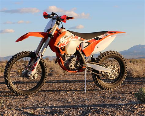Stay tuned as i will continue to update this review as i spend more time riding the 2020 ktm 250xc tpi. 2015 KTM 250 XC-F - Dirt Bike Test