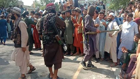 los talibanes reprimieron dos manifestaciones en afganistán hubo tres muertos y una docena de