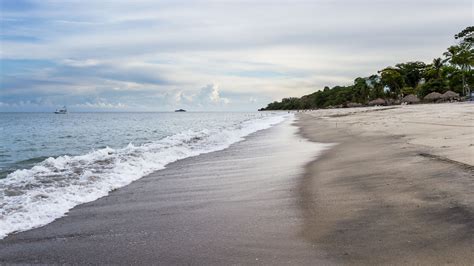 Las Aguas Tranquilas De La Playa Santa Clara En Panamá