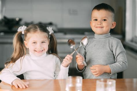 Niños Divertidos Niña Y Niño En La Cocina Con Cucharas Jugando Yendo