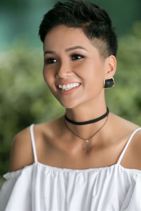H'hen niê is a vietnamese model and beauty pageant titleholder of the rade ethnic minority group, who was crowned miss universe vietnam after winning miss universe vietnam 2017. Hoa hậu H'Hen Niê cá tính, háo hức cho chuyến xuất ngoại ...