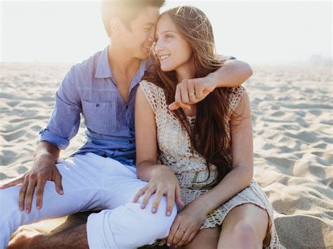 Parejas de enamorados besandose