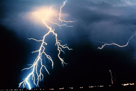 File:Lightning NOAA.jpg - Wikipedia