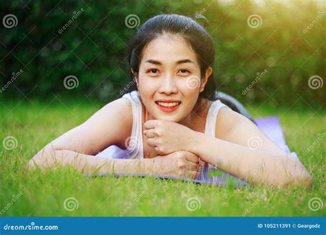 Mulher Feliz No Campo De Grama Verde Imagem De Stock Imagem De Fêmea