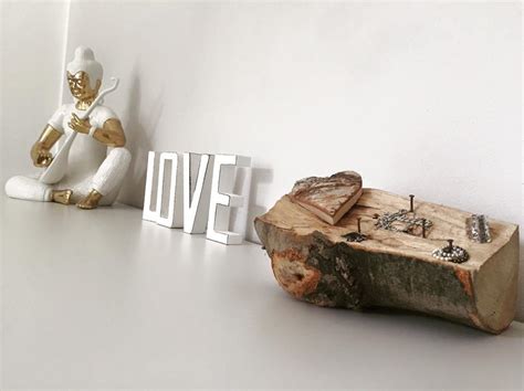 Quelle che possono sembrare vecchie chincaglierie possono essere trasformate in qualcosa di completamente nuovo, come un originale oggetto d'arredo. Passione Fai da Te : realizzare tavolino shabby chic