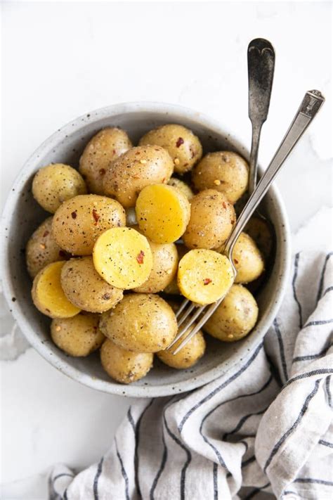 When boiling whole potatoes, such as red potatoes, you may want to drain when when they are slightly undercooked because they will continue. Boiled Red Potatoes With Garlic And Butter - Roasted ...