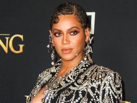 Beyoncé Wears Figure Hugging Dress At The Wearable Art Gala