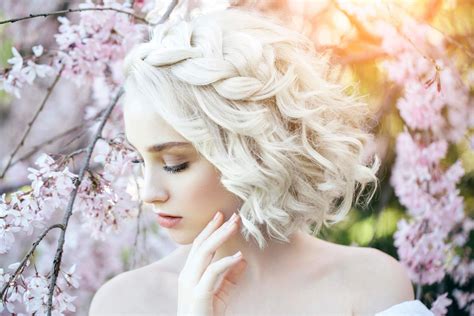 In this case, this romantic, massive headband looks really cool and natural. 14 Chic Wedding Hairstyles for Short Hair