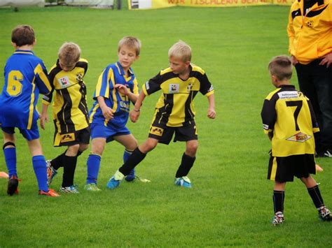 Christoph baumgartner volleys home from a corner. Leonharder Blogspot: Kleine Kicker am Ball