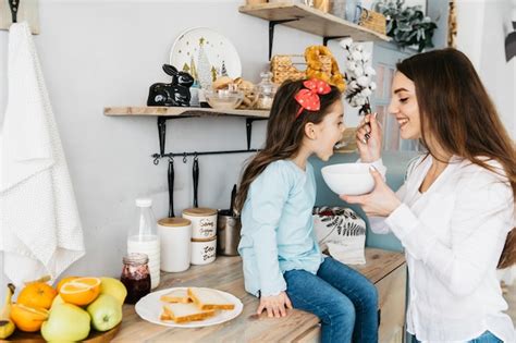 Madre E Hija Tomando El Desayuno Foto Gratis