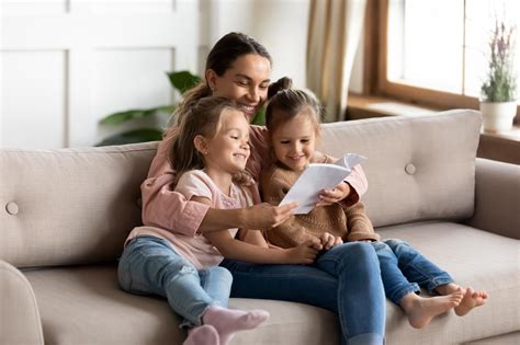 Kinder ins bett zu bringen kann eine grosse herausforderung sein. Ein Baby und ein kleines Kind zugleich ins Bett bringen ...