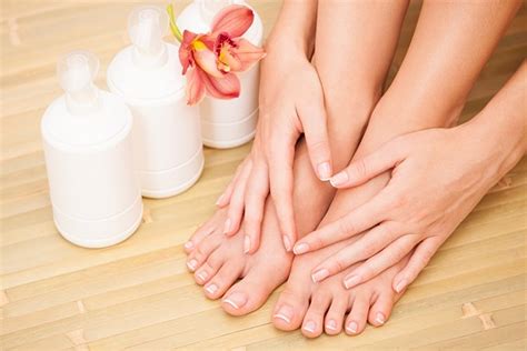 15 Best Home Remedies For Sweaty Feet And Hands Symptoms Causes And