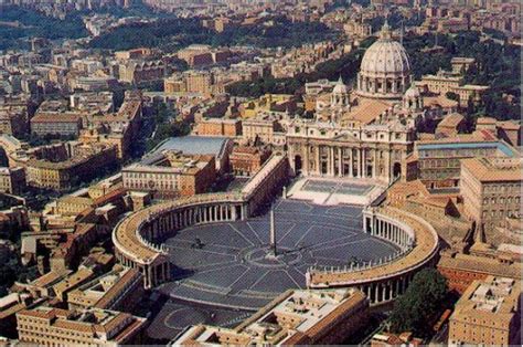 Vaticano — (adj) (intermedio) que es de o se relata a la ciudad del vaticano (país pequeño en el territorio de roma, gobernado por el papa) ejemplos. Desde hace 88 años, El Vaticano, es un estado soberano ...