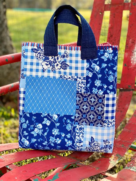 Bolsas prontas quiltadas uma minha e outra para uma amiga muito querida que fez aniversário domingo. Patchwork Tote/ Pioneer Woman/ Magazine Tote/ Library Bag ...