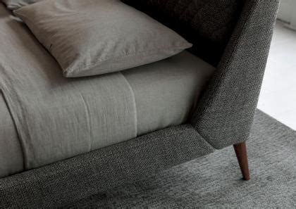 Capiente vano contenitore con telaio del piedini letto di serie neri di forma cilindrica, h.6 cm. Letto con Piedini Alti Chelsea - Berto Salotti