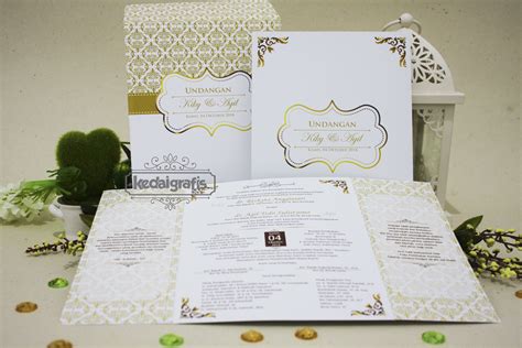 Setiap orang pastinya menginginkan untuk hidup dengan orang yang ia cintai, sehingga terjadilah suatu peristiwa yang dinamakan dengan pernikahan. Undangan Pernikahan Pakai Foto Prewedding - Info Kece