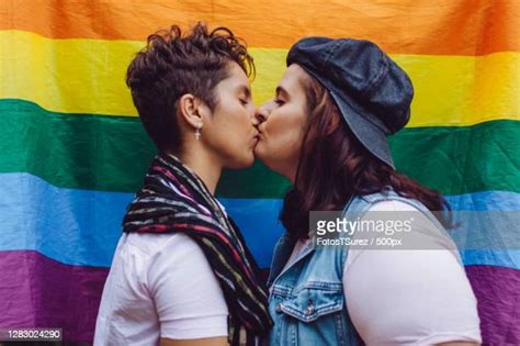 lesbian kissing fotos photos et images de collection getty images
