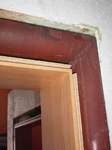 Je vyrobený z vysoko kvalitnej mdf dosky, ktorá je potiahnutá vysoko odolným povrchom imitujúcim drevo. Odstranenie kovovej zarubne - Okná a dvere.