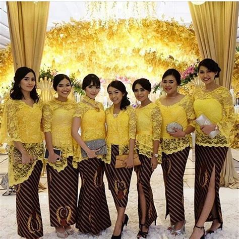 Model kebaya brokat modern, model kebaya brokat kutubaru, model kebaya brokat untuk wisuda, model 18 model rok kebaya 2018 terlengkap fashion modern 2018 via fashionsmodern.com. >Rok duyung no. 3 dr kiri Model Kebaya Modern Broklat Kuning Rok Batik parang | Kebaya, Kebaya ...