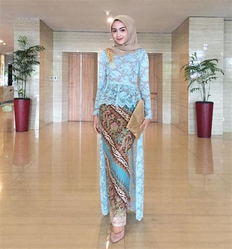 Inspirasi Kebaya Modern Brokat Biru Dengan Rok Batik Wanita Model