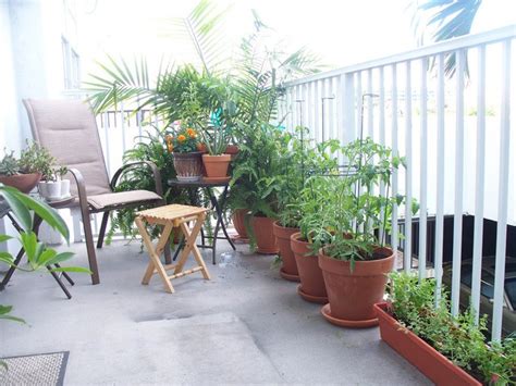 Pagar balkon rumah minimalis lantai 2. Desain Balkon Dengan Tanaman Dalam Pot - SAKTI DESAIN