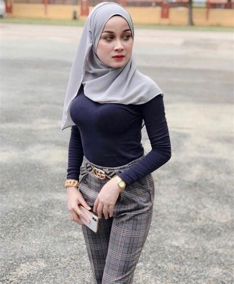 Pin By Nauvari Kashta Saree On Hijabi Queens Arab Girls Hijab Fashion Hijab Style Casual