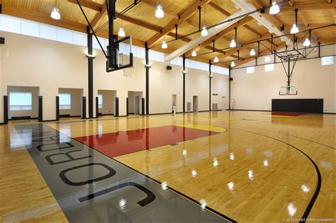 This basketball court measures only a quarter the size of a regular. In saldo la casa di Michael Jordan - Casa.it