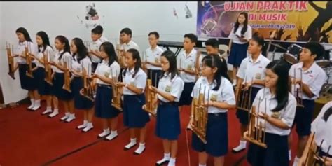 Guru Berbagi Bermain Alat Musik Tradisional Angklung