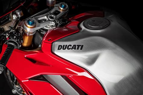Aprilia rsv4 r se pro letošek oblékla do bílého a černého kabátku. Motorrad Vergleich Aprilia RSV4 1100 Factory 2020 vs ...