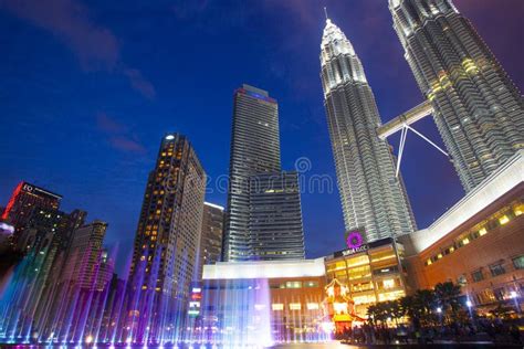 Night View Of Petronas Twin Towers Klcc And Symphony Lake The Most