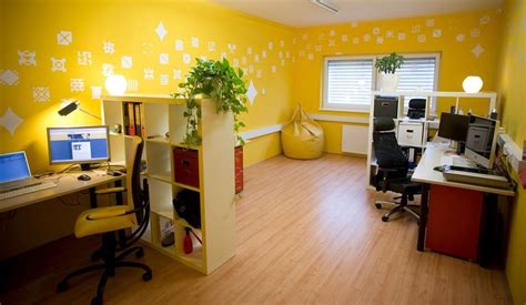 Yellow Wall Paint To Create Cheerful And Fraesh Nuance In