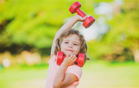 entrenamiento de niño en el parque deporte para niños niño haciendo ejercicio con pesas niño