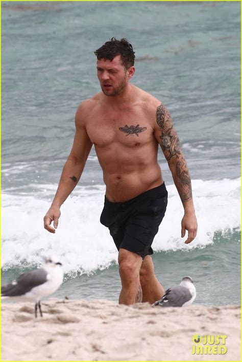 Ryan Phillippe Bares Hot Body While Shirtless In Miami Photo Ryan Phillippe