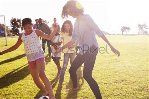 Niños Jugando Al Fútbol En Un Parque Uno Foto De Stock Crushpixel