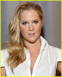 Amy Schumer Takes Jabs At Kardashians In Snl Monologue Amy Schumer Newsies Just Jared