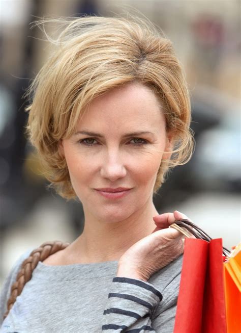 12 Youthful Short Haircuts For Women Over 40