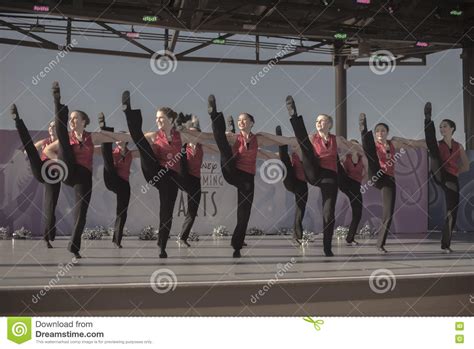 Tancerze Na Scenie Obraz Stock Editorial Obraz Złożonej Z Taniec