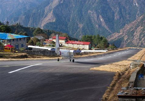 Aéroport De Tenzing Hillary Dans Lukla Népal Photographie éditorial Image Du Piste Employé