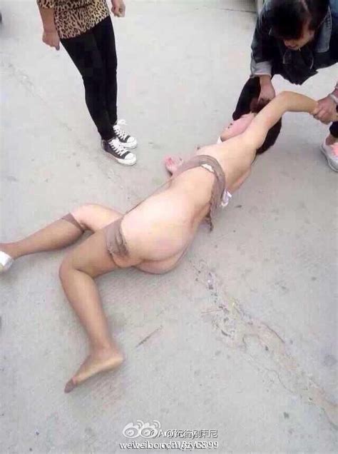中国の浮気女が路上で裸にひん剥かれ集団リンチされる みんくちゃんねる