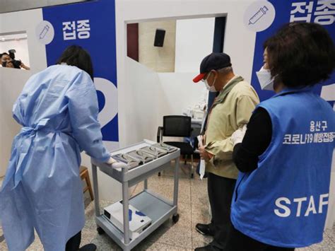 May 20, 2021 · 해당 센터는 백신 물량 수급에 어려움을 겪어 2주 가까이 문을 닫았다가 이날부터 운영을 재개했다. 앞으로 50일이 통제 분수령.. 만 65~69세 접종 예약률 21.4%