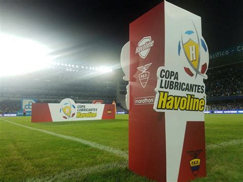 Líder e já campeão do campeonato inglês abre boa vantagem com dois gols, um no início de cada tempo, mas sofre durante a maior parte do jogaço e é derrotado no estádio falmer. EL CAMPEONATO NACIONAL SE DEFINIRÁ LA SIGUENTE SEMANA ...