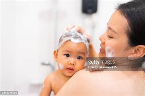 Madre Hijo Ducha Fotografías E Imágenes De Stock Getty Images