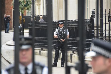British Police Guards Armed With Smgs The Firearm Blog