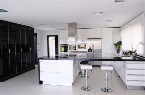 16 Timeless Black And White Kitchen Designs For Every Modern Home