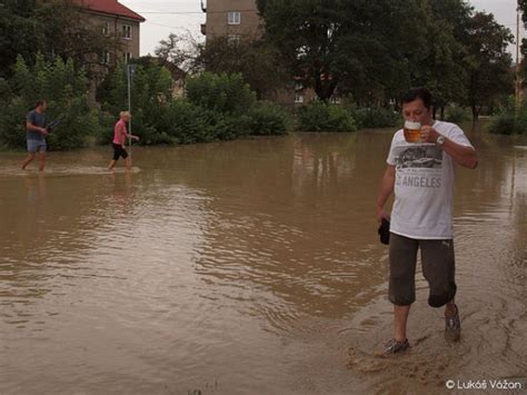 Devastating Floods Dont Stop People From Getting Hammered 30 Pics