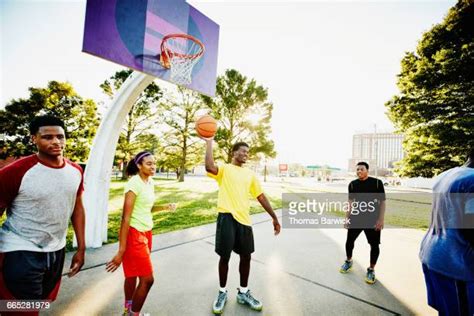 Pickup Basketball Game Photos Et Images De Collection Getty Images