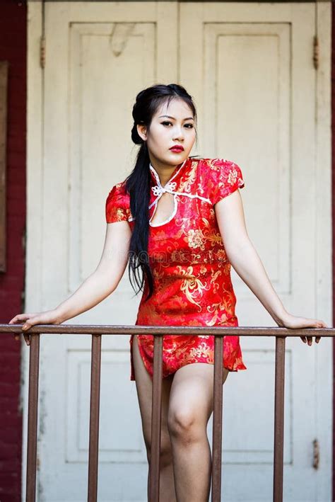 Fille De La Chine Dans La Salutation Rouge De Costume De Tang De
