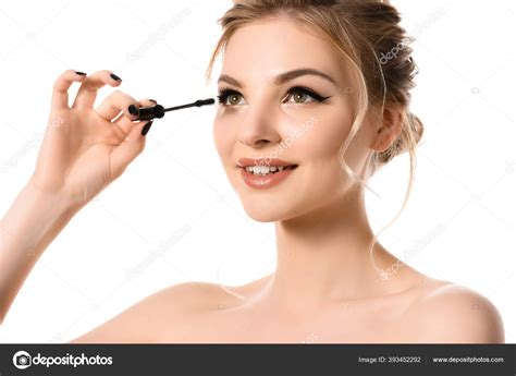 Sonriente Mujer Rubia Hermosa Desnuda Con Maquillaje Uñas Negras Aplicando fotografía de stock