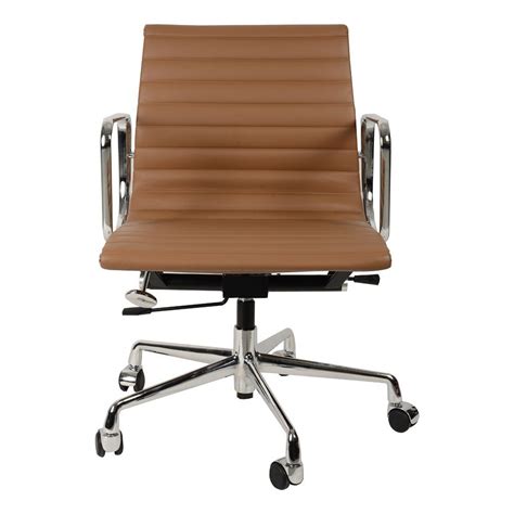 Kreslo Eames Style Ribbed Office Chair Ea 117 Korichnevaya Kozha 4 