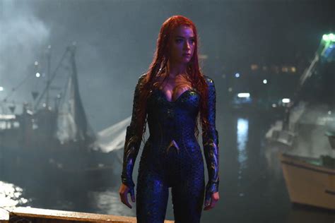 Amber Heard No Novo Filme Aquaman Uma Total Sereia Tomates Podres